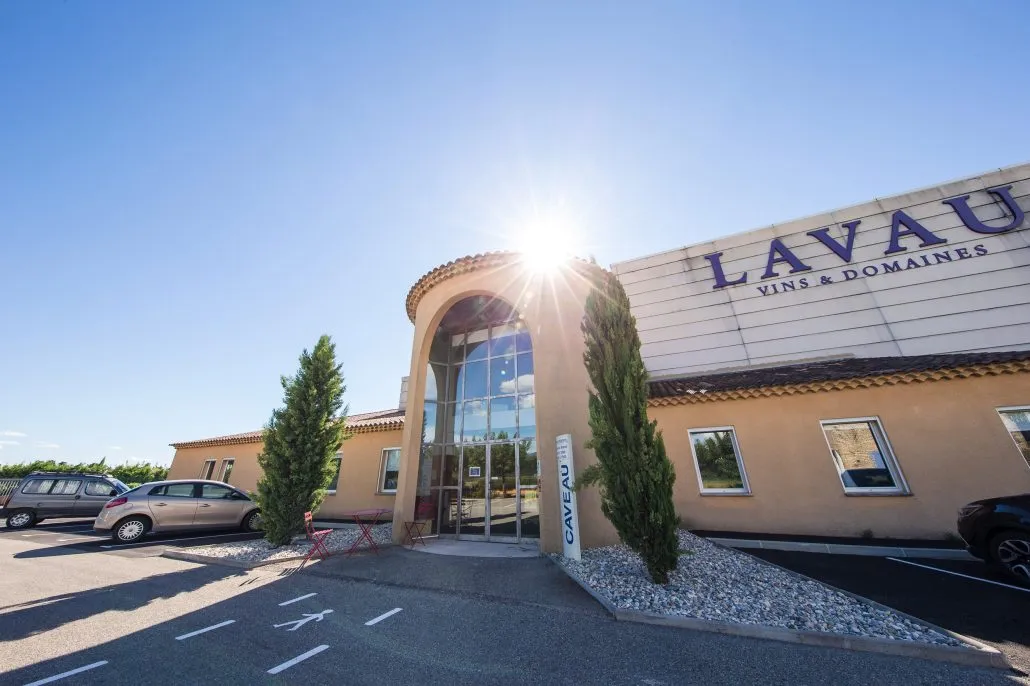 Fachada do caveau da Maison Lavau, com o nome LAVAU visível