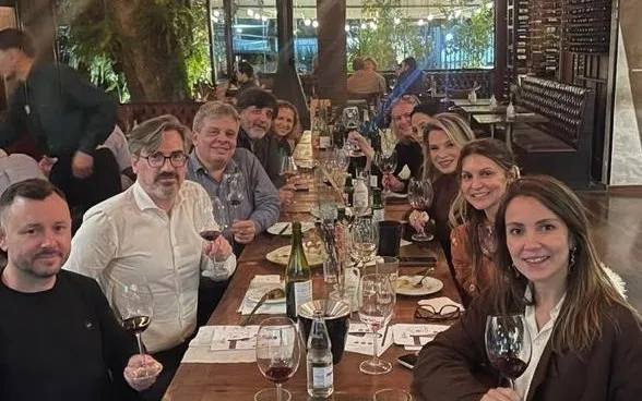 Uma das experiências de harmonização da J&J Brand Curators, com a mesa posta e taças de vinho