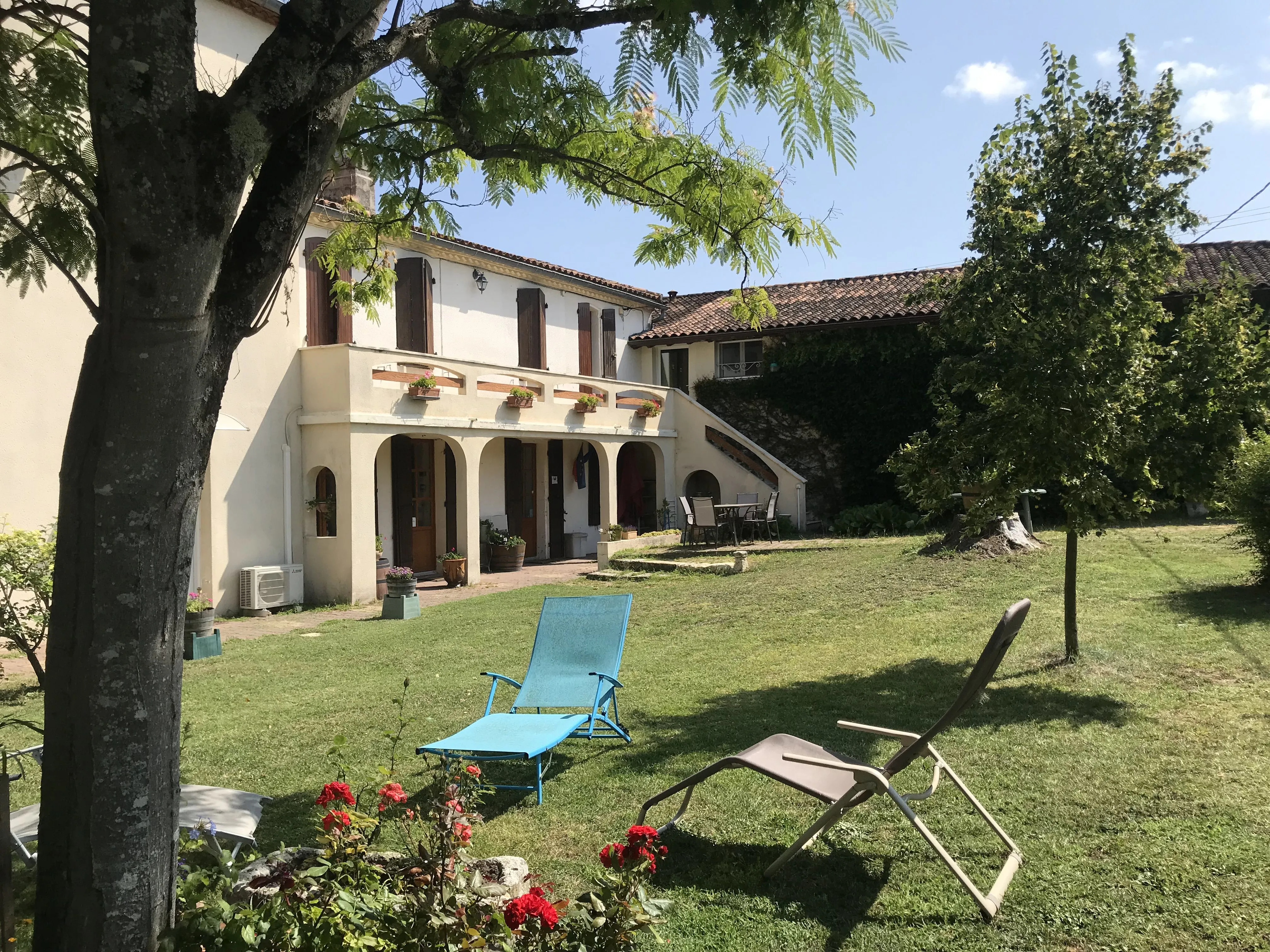 Casa e pátio do Château Frédignac, propriedade da família L’Amouller